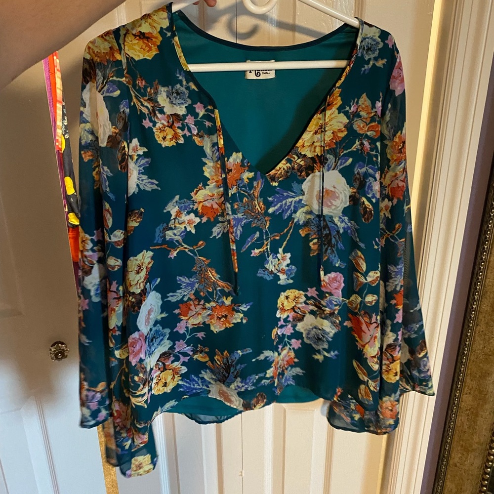 ❌Sold❌Show me your Mumu size small floral bell sleeve flowy Blouse.